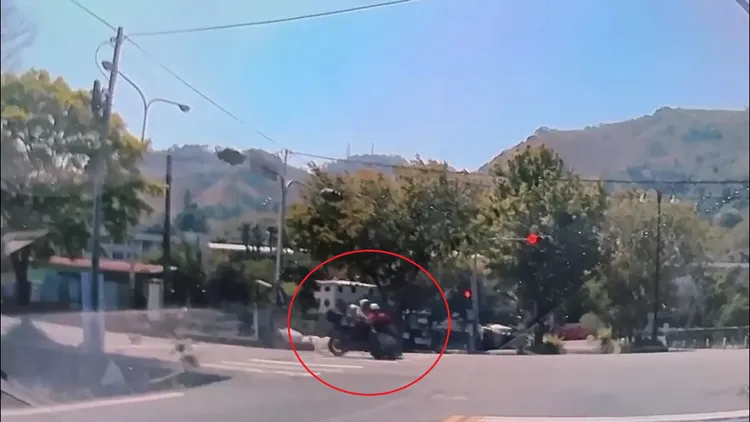 謝姓騎士沿行人穿越道違規左轉，被大型重機撞上。民眾提供