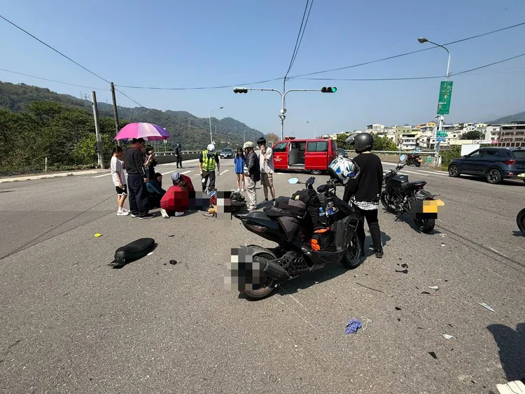 現場民眾為傷者急救。民眾提供