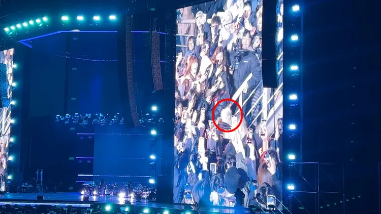 GD淹沒在人群中。讀者提供