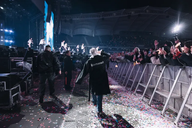 GD走下台寵粉。Galaxy Corporation提供