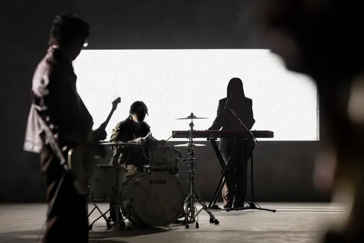 Tizzy Bac新專輯前導視覺宛如美劇片頭。圖／相信音樂提供