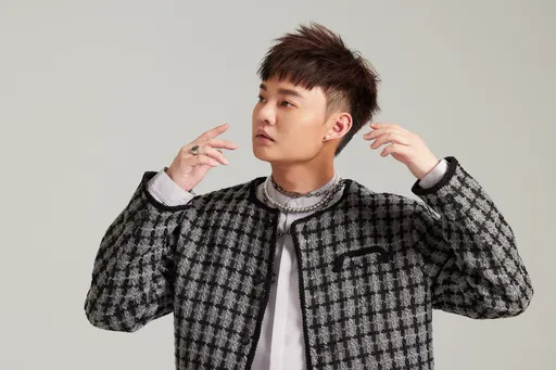 许富凯母亲节开唱「男女有别」 警告:不要跟另一半来看