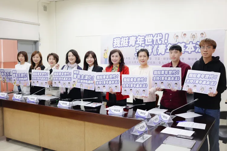 立法委員吳沛憶、吳思瑤、林宜瑾、范雲、郭昱晴、陳秀寳、陳培瑜、張雅琳，會同台灣一滴優教育協會及世代共好協會共同召開記者會。吳沛憶辦公室提供