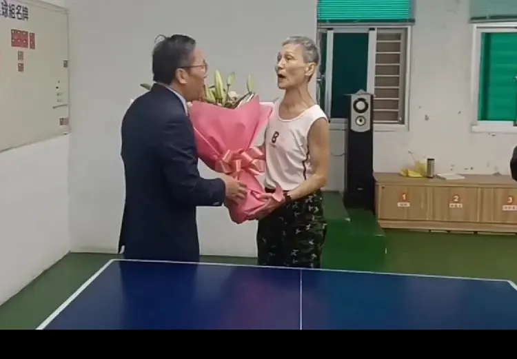 葉春蓮今天露面，認為在傅崐萁的問政會中遭到架離，自己像是誤闖叢林的小白兔。翻攝自陳財能臉書