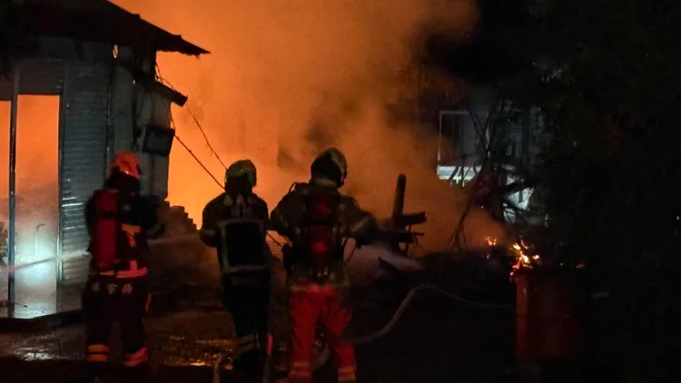 火勢延燒4間木造平房，警消花費1小時撲滅火勢。翻攝照片