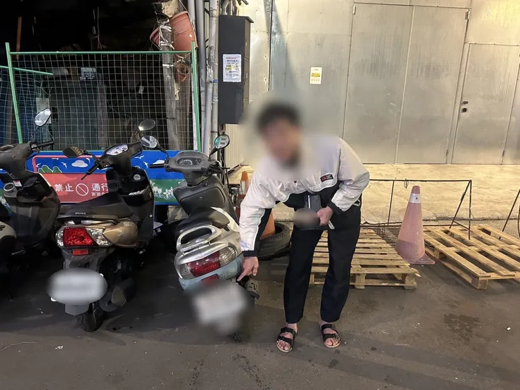 警方最後在陳男「記憶中」的停車位反方向50公尺尋獲機車。翻攝畫面