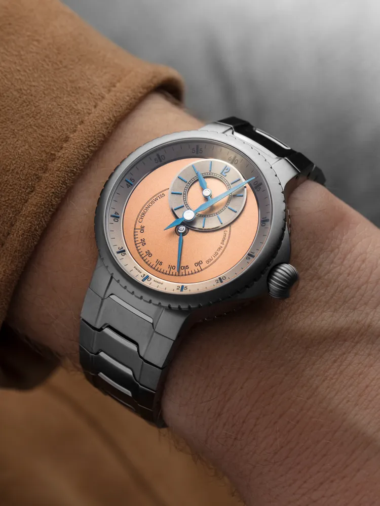 PULSE One Sand腕錶，41mm，五級鈦金屬錶殼，噴砂電鍍4N金色錶盤，一體式五級鈦金屬鍊帶，瑞寶自製自動上鍊機芯C. 6001，動力儲存55小時，防水深度100米，限量100只，48萬5000元。品牌提供