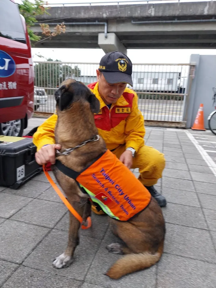 台北市已集結62人與搜救犬，待中央統籌指示。北市府提供
