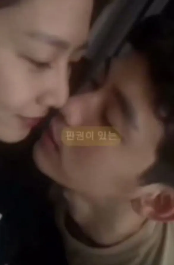 金秀賢與金賽綸第3張親密照，有傳這系列照片其實是同一段影片的截圖。翻攝韓網