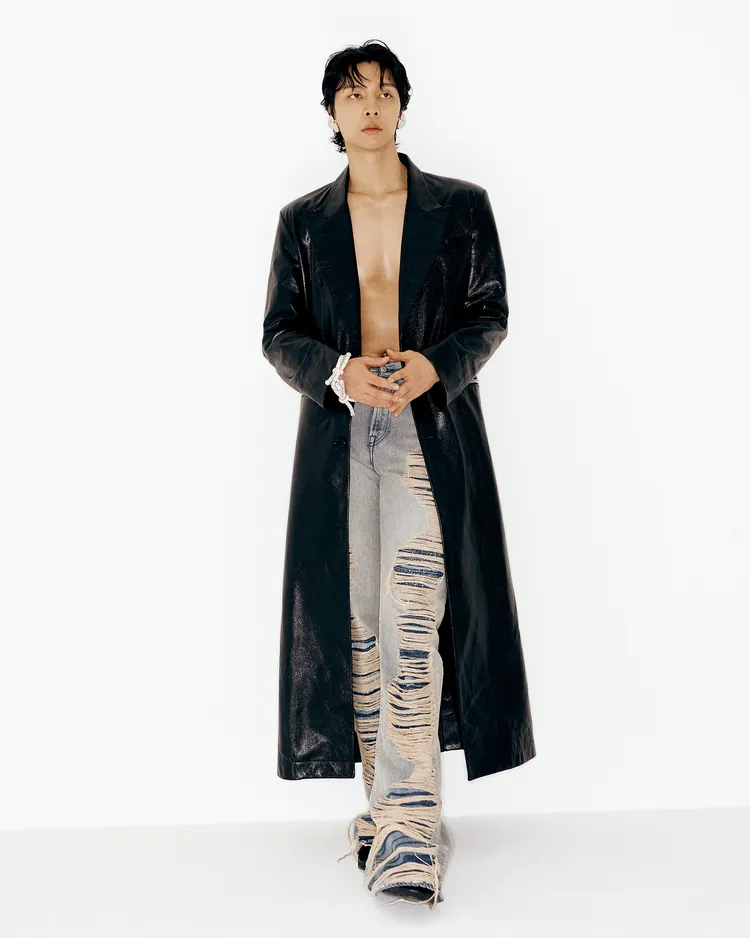 Johnny單穿皮革長大衣秀出緊實胸肌。品牌提供