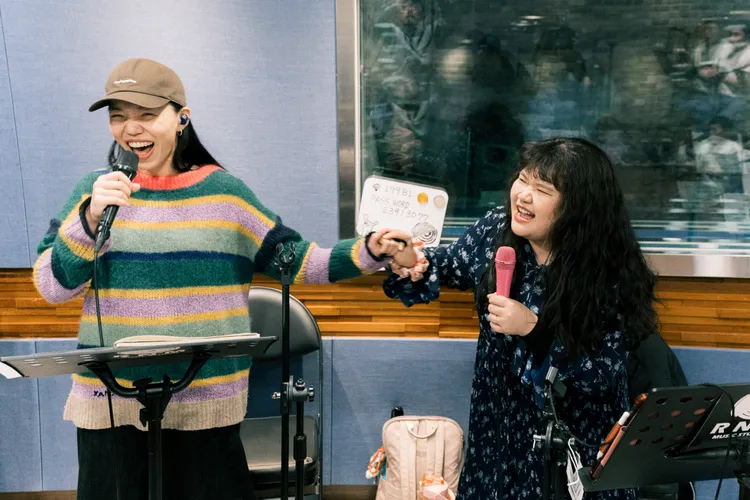 洪佩瑜（左）與A_Root同根生主唱女女對唱。圖／出日音樂提供