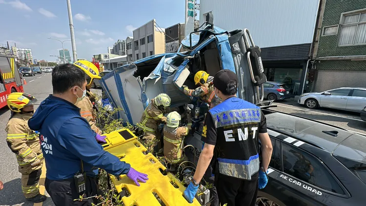 貨車擦撞轎車，又壓上轎車，釀1死2傷。翻攝畫面