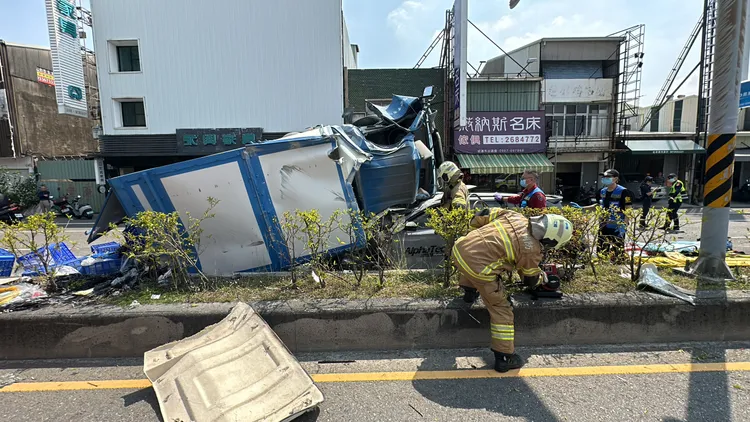 貨車擦撞轎車，又壓上轎車，釀1死2傷。翻攝畫面