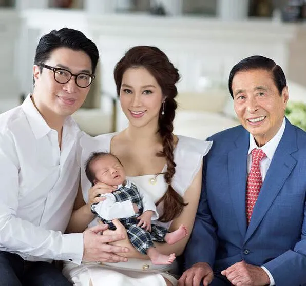 徐子淇在2006年嫁給李兆基次子李家誠，2015年生下第4胎兒子之後封肚。翻攝徐子淇IG