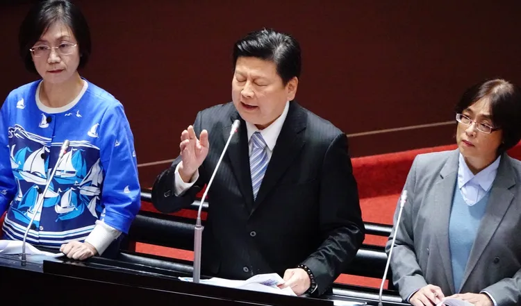 傅崐萁日前行蹤隱密，後被發現跑到中國香港，還在致詞時說自己代表中央政府。記者莊宗達攝