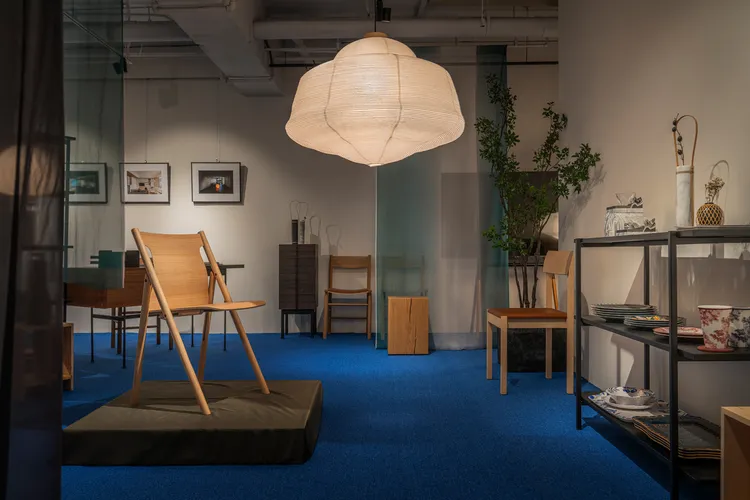 隨著展覽動線，從一樓走下 B1，彷彿從城市向內探索，穿梭北歐深林的靜謐世界。是時間沉澱的設計，一種與自然共生的美，走入北歐自然的寂靜之森。業者提供