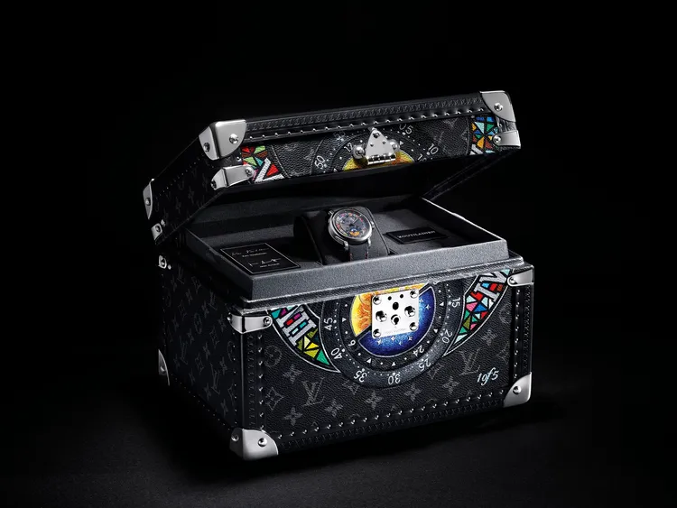 LVKV-02 GMR 6腕錶附由路易威登 Asnières 工坊精心製作的限量版硬箱錶盒。品牌提供