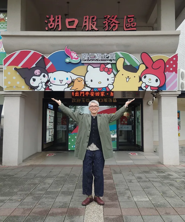 松重豐為了體驗休息站文化，前往台中時捨棄高鐵，搭車上高速公路。采昌國際提供