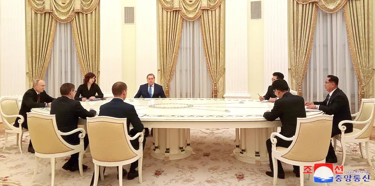 俄羅斯總統普丁（左一）特別接見北韓軍工領導人。路透社