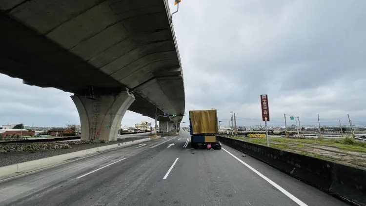 王男騎車不明原因撞上停等紅燈的大貨車。翻攝照片