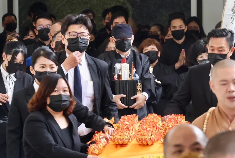 柯文哲爸爸柯承發10日火化，家人最後由柯弟柯宇謙捧斗。莊宗達攝