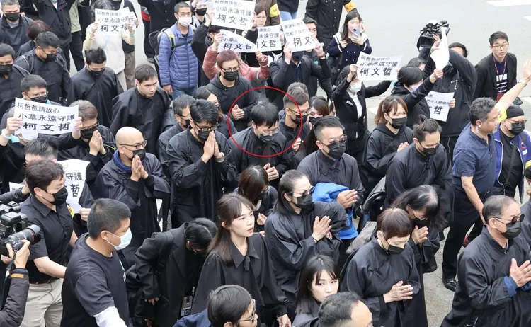 柯文哲兒子柯傅堯藏身家屬隊伍。莊宗達攝