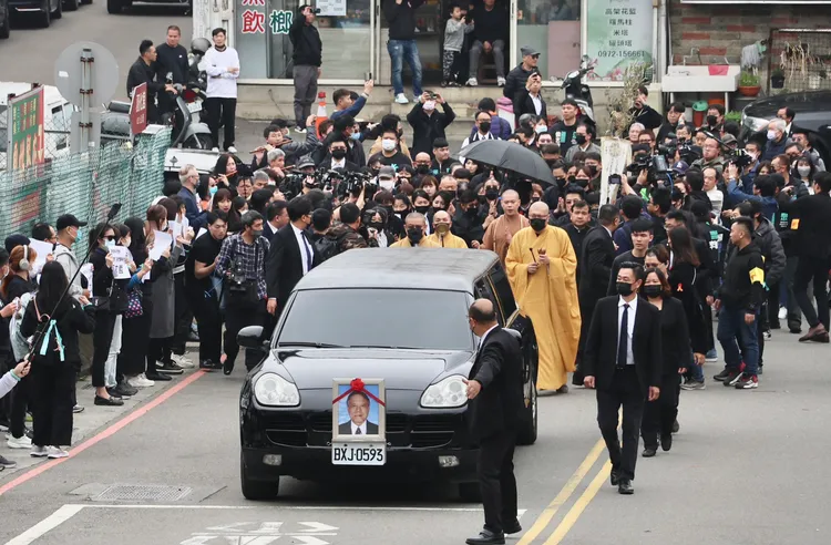 柯文哲爸爸出殯，百人列隊送行。莊宗達攝