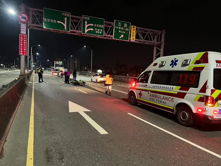 車禍現場碎片、零件四散。警方提供