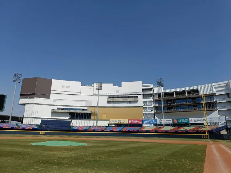 台中洲際棒球場中右外野後方「白色怪物」改貼深藍色貼膜。市府提供