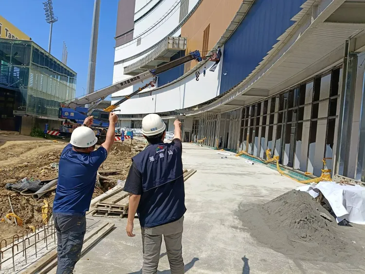 貼膜工程將於3月底完工。市府提供