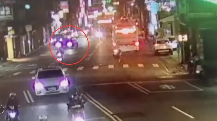 林男(29歲)所駕駛小客車突然從路旁竄出，害得公車緊急轉向，與對向小貨車發生碰撞。翻攝畫面