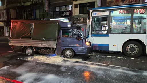 新店公車對撞貨車釀2人傷 閃車一瞬間畫面曝!「肇事元兇」抓到了