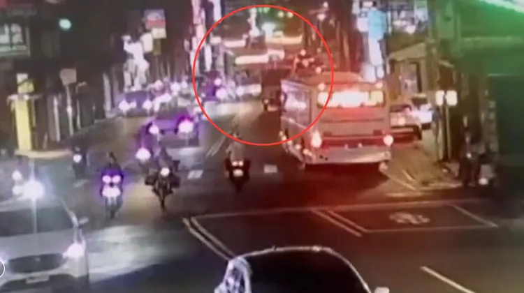 小客車突然從右邊竄出，公車司機嚇得趕緊左轉卻不慎跨越車道，正好與對向的小貨車撞個正著。翻攝畫面