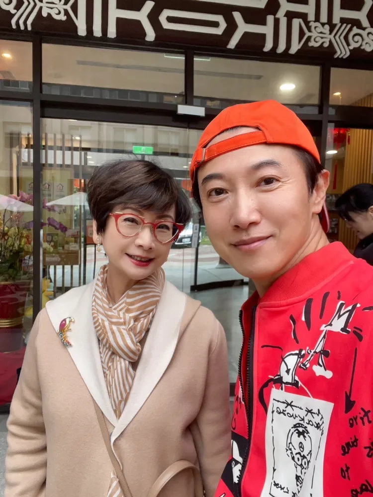 陳鴻（右）、葉樹姍同台。陳鴻提供