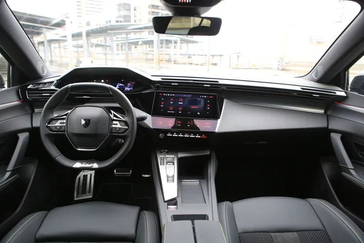 Peugeot招牌的i-Cockpit座艙設計依舊吸睛，小直徑方向盤搭配3D立體數位儀表讓駕駛視野更集中。林浩昇攝