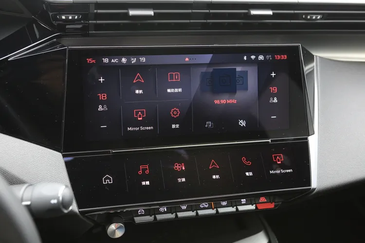 GT Premium車型在中央螢幕下方更搭載「i-Toggles虛擬快捷鍵」，可自由設定常用功能。林浩昇攝