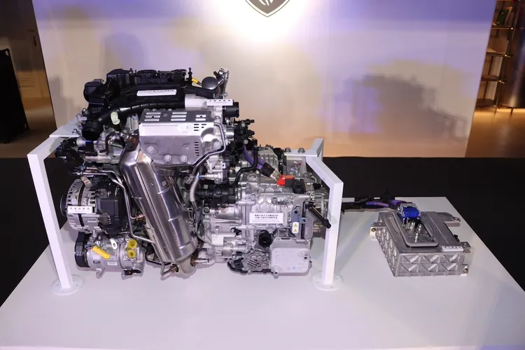 P2 Hybrid的馬達整合在變速箱內並設有離合器，可讓內燃機與馬達分離，因此能純電行駛，提升燃油效率與動力表現。林浩昇攝