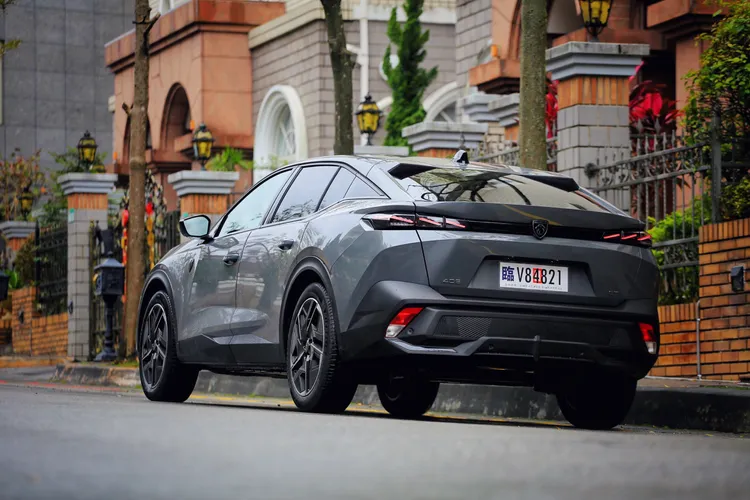 408 Hybrid車尾導入3D獅爪LED尾燈，並透過鋼琴烤漆飾板串連，創造更具張力的貫穿式視覺。林浩昇攝