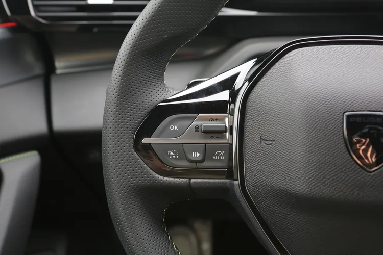 08 Hybrid全車系標配ACC主動車距巡航、SLI速限辨識、LKA車道維持、FCW前方碰撞預警等系統，GT Premium升級LPA車道保持輔助，達到Level 2半自動駕駛輔助等級。林浩昇攝