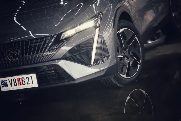 車頭依舊採用3D獅王鬃毛水箱護罩，搭配Matrix LED頭燈、獠牙式日行燈。林浩昇攝