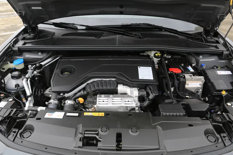 在1.2升三缸渦輪增壓主力引擎本體基礎下，結合P2 Hybrid型式的48V輕油電系統，達到21km/L的優異油耗表現。林浩昇攝