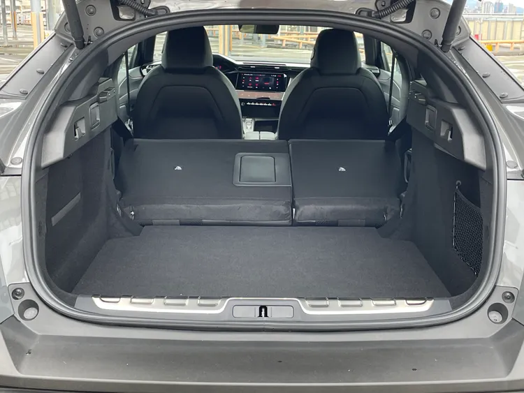 行李廂基本容積可達536公升，透過後座6/4分離椅背傾倒後更可擴充至1611公升，可惜座椅收摺後有小小段差。林浩昇攝
