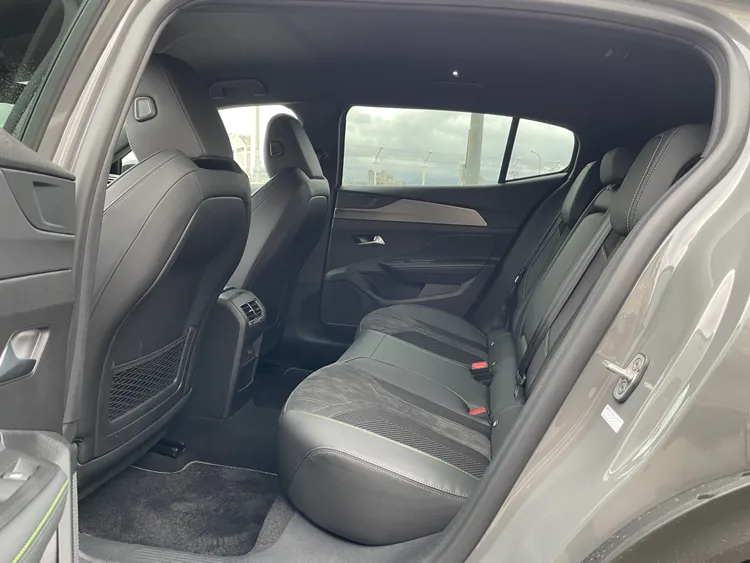 後座空間若以180cm乘客入座膝部仍有餘裕，此外座椅質感及包覆性都相當不錯。林浩昇攝