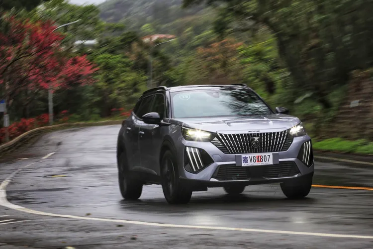 同步換裝P2 Hybrid輕油電動力的Peugeot 2008 Hybrid，新車建議售價117.9萬元起同樣也展現優異產品戰鬥力。林浩昇攝