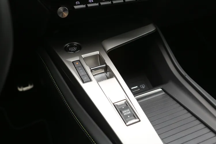 透過換上e-DCS6濕式雙離合器6速自手排變速箱，讓P2 Hybrid動力系統在運行時能夠進行動能回收，讓車輛在行駛過程中持續補充電力，減少能源浪費。林浩昇攝