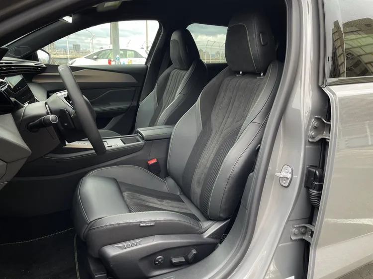 408 Hybrid GT Premium標配麂皮/皮革/高級織布三材質跑車座椅，具備雙前座電動調整附電動腰靠、加熱，以及八種模式的按摩功能，AGR協會認證擁有極為出色的乘坐舒適性及支撐性。林浩昇攝