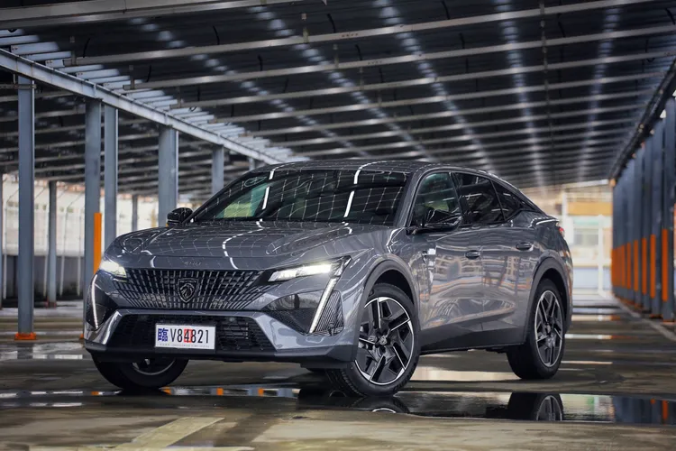 Peugeot新年式408 Hybrid在外觀上維持原本的高辨識度造型，依舊令人過目不忘。林浩昇攝