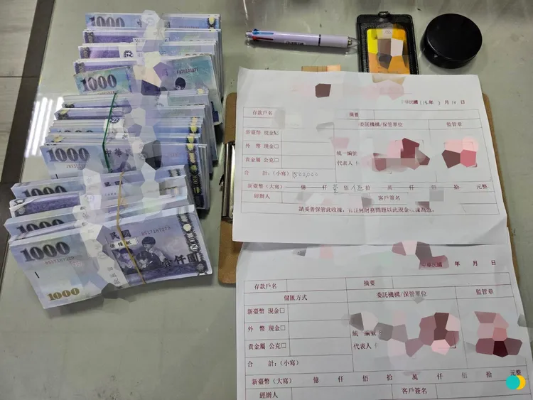 被害人配合警方準備大筆假鈔給車手，當場人贓俱獲，並搜出偽造證件。翻攝畫面