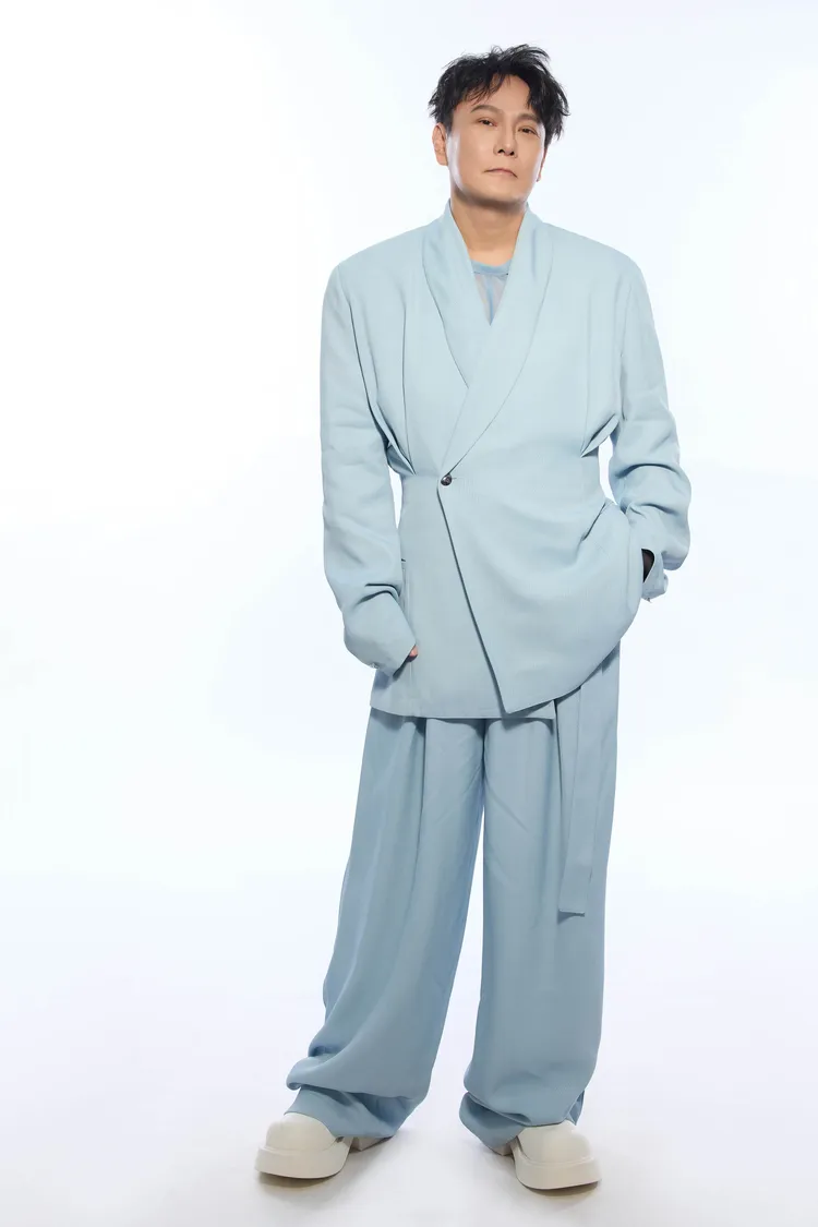 張信哲海外演唱會將於秋天出發，陸續唱至舊金山、拉斯維加斯、紐約、芝加哥、舊金山、多倫多、倫敦、巴黎、東京、雪梨和墨爾本。潮水音樂提供