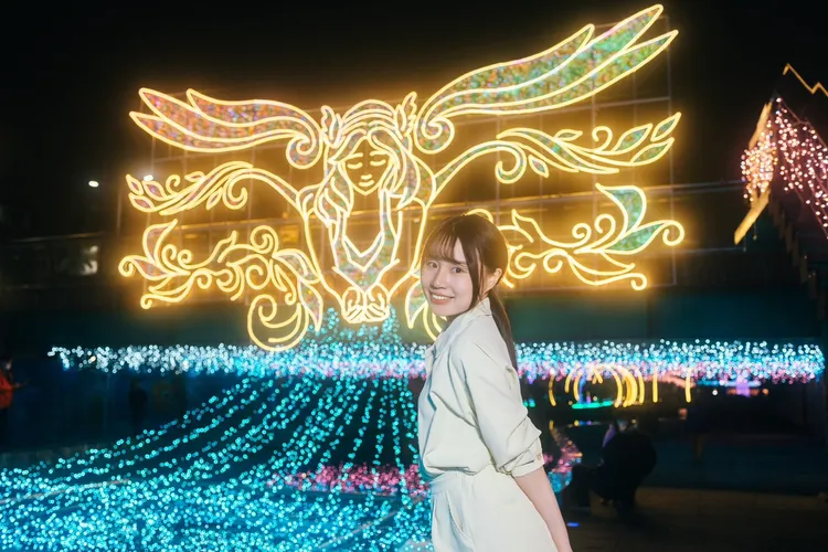 新莊中港大排光雕展越夜越美麗，光之女神必訪網紅景點。水利局提供